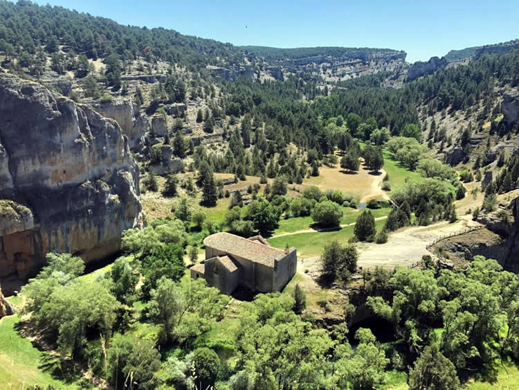Vista aerea de la ermita de San Bartolome en el Cañón del Río Lobos