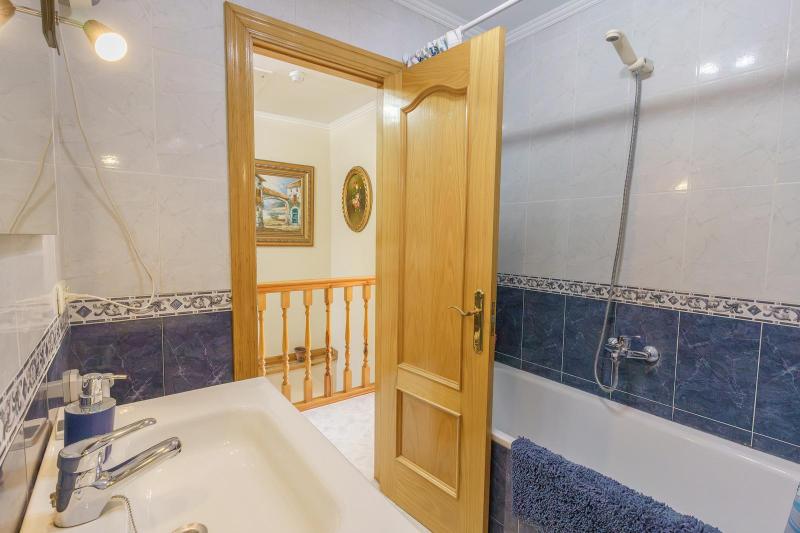 puerta del baño con lavabo